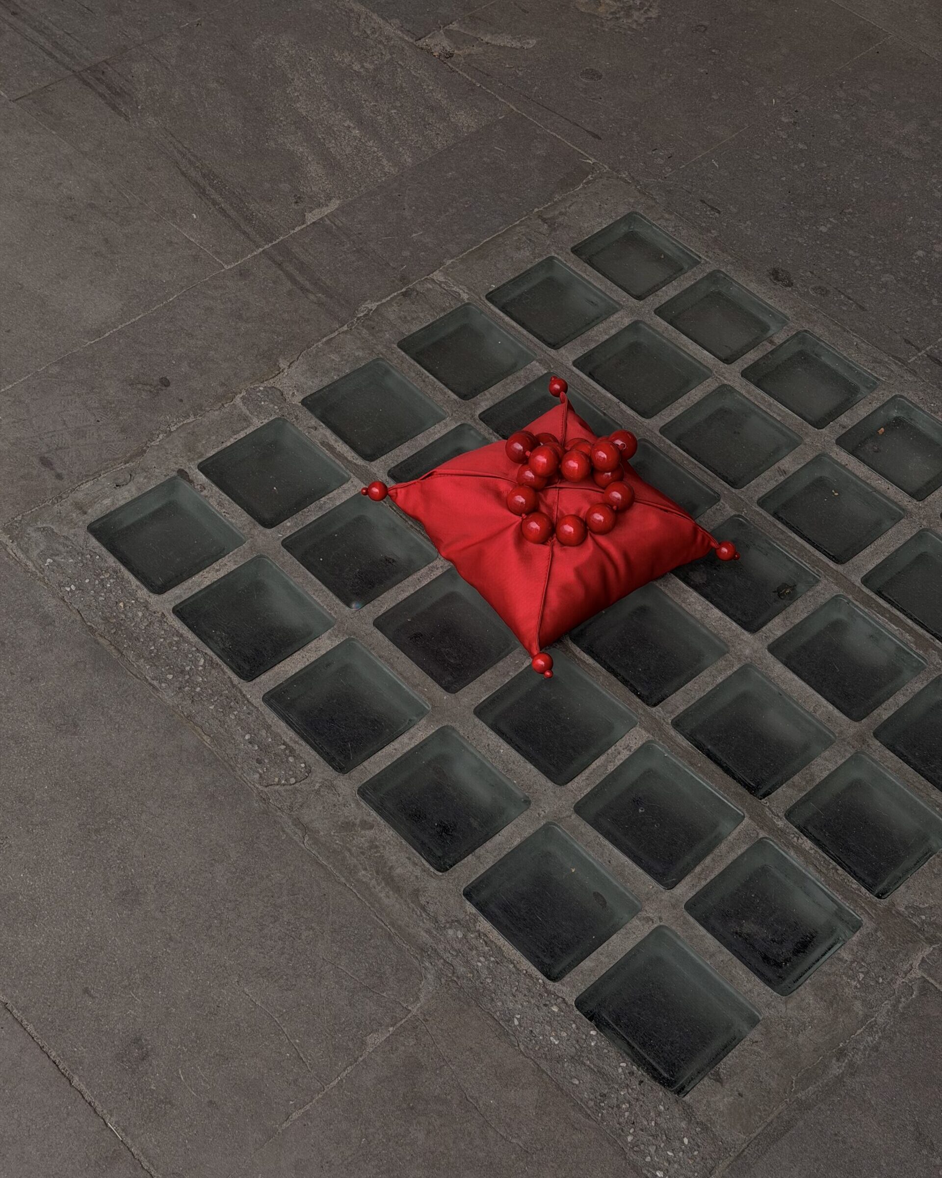 CZERWONA TOREBKA Z KORALAMI - Image 7